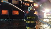 Požár hospody Na Tesáku. zasahovalo 16 jednotek hasičů a těžká technika z Hlučína.
