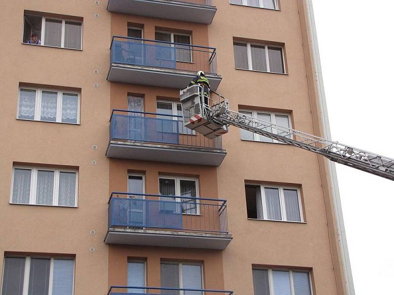 Hasiči v Kroměříži nacvičovali požár výškové budovy