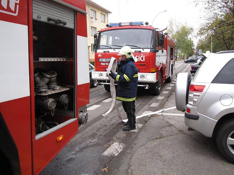 Hasiči v Kroměříži nacvičovali požár výškové budovy