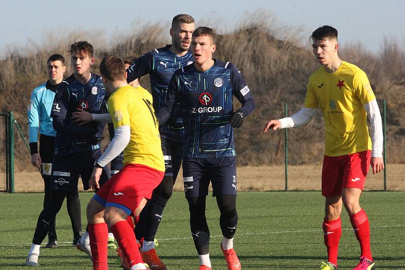 Fotbalisté Slovácka (modré dresy) na úvod zimní přípravy přehráli třetiligovou Kroměříž 5:1.