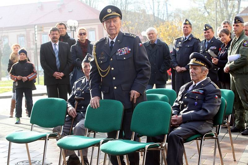 Slavnostní odhalení pamětní desky československým armádním letcům v RAF za II. světové války na Hanáckém náměstí v Kroměříži.