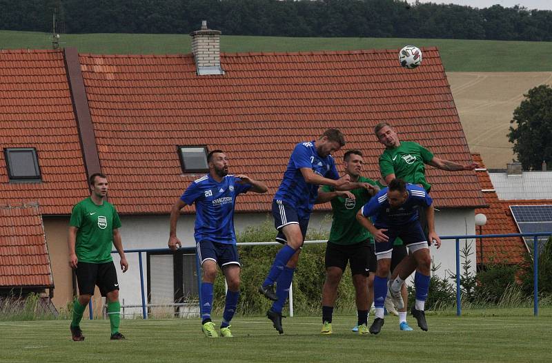 Jubilejní desátý ročník Memoriálu Antonína Vašáka ve Zborovicích ovládli fotbalisté Kvasic (červené dresy).