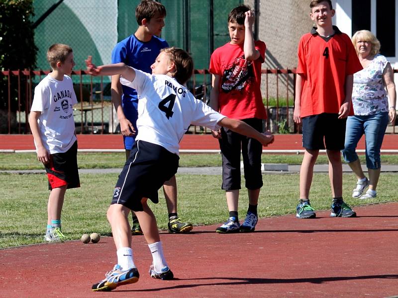 Žáci základních škol se na atletickém stadionu utkali v okresní sportovní soutěži Pohár rozhlasu.