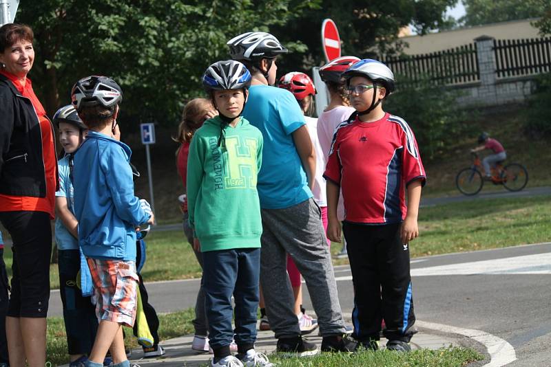 Dopravní hřiště v Kroměříži i letos zahájilo výuku žáků čtvrtých tříd. Děti absolvují kurzy a pak si budou moci udělat třeba průkaz cyklisty.