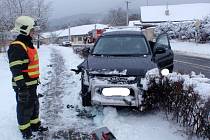Do sloupu veřejného osvětlení v Cetechovicích naboural v neděli 25. ledna řidič se svou Kia Sportage. Poničil při tom místní rozhlas.