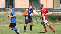 Fotbalisté Záhlinic (v červeném), druhý celek okresního přeboru OFS Kroměříž, doma ve 25. kole rozdrtil poslední Lutopecny 10:1. Již po půlhodině přitom favorit vedl o pět gólů.