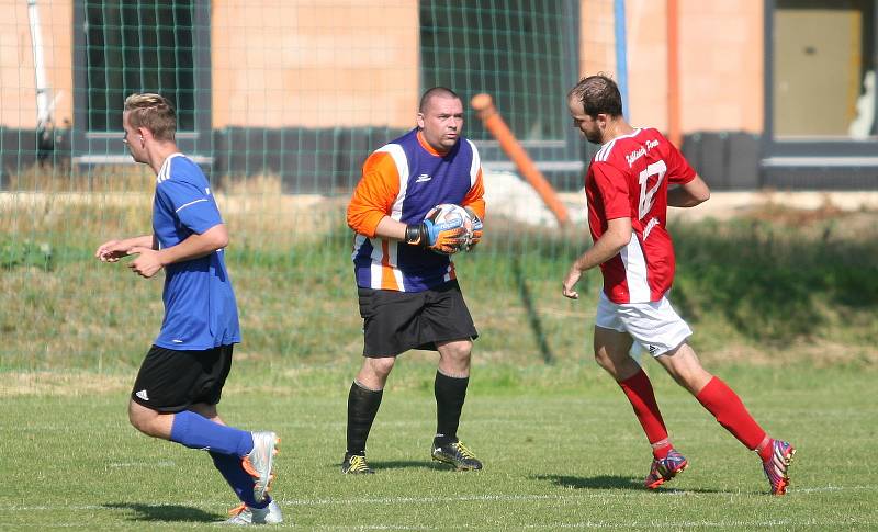 Fotbalisté Záhlinic (v červeném), druhý celek okresního přeboru OFS Kroměříž, doma ve 25. kole rozdrtil poslední Lutopecny 10:1. Již po půlhodině přitom favorit vedl o pět gólů.