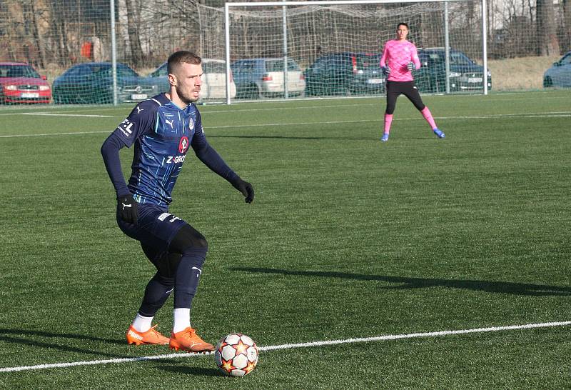 Fotbalisté Slovácka (modré dresy) na úvod zimní přípravy přehráli třetiligovou Kroměříž 5:1.