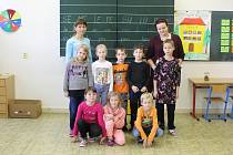 Třída dětí z letošní první třídy Základní školy Střílky se zastupující paní učitelkou Mgr. Martou Prachařovou