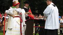 Při příležitosti pouťi uspořádali v Kvasicích i hanáckou svatbu. Tu předvedly soubory z Němčic na Hané, Mysločovic a Sazovic. 