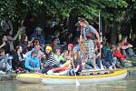 V areálu Holešovského zámku se o víkendu odehrál už čtvrtý ročník Holešovské regaty. Letos poprvé jakou dvoudenní festival. Kromě hudebních hvězd, nechyběla ani netradiční plavidla, přejezd vodní lávky na kole a spousta atrakcí pro děti.