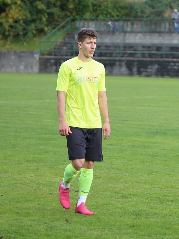 Fotbalisté Holešova (bílo-černé dresy) v derby nestačili na Skaštice 0:3.