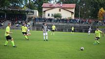 Fotbalisté Holešova (bílo-černé dresy) v derby nestačili na Skaštice 0:3.