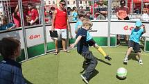 E.on připravil také na kroměřížském náměstí program pro děti i dospělé. Děti prvního stupně hráli turnaj ve fotbálku přímo na náměstí v kruhových arénách.