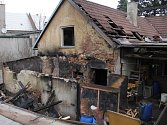 Hasiči museli v pondělí 22. prosince v Komárnu hasit požár přístřešku, který se rozšířil i na okolní objekty.