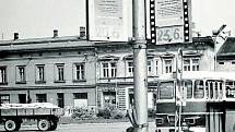 1959 a 1971. Ekonomicky, ale i z hlediska kulturní politiky byly významné Filmové festivaly pracujících. I v Holešově se akce těšila oblibě širokého publika. Na snímku jsou mimo jiné zachyceny poutače, které zvou na další ročník holešovského festivalu.