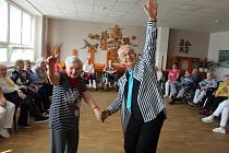 Mezigenerační taneční setkání v Centru pro seniory.