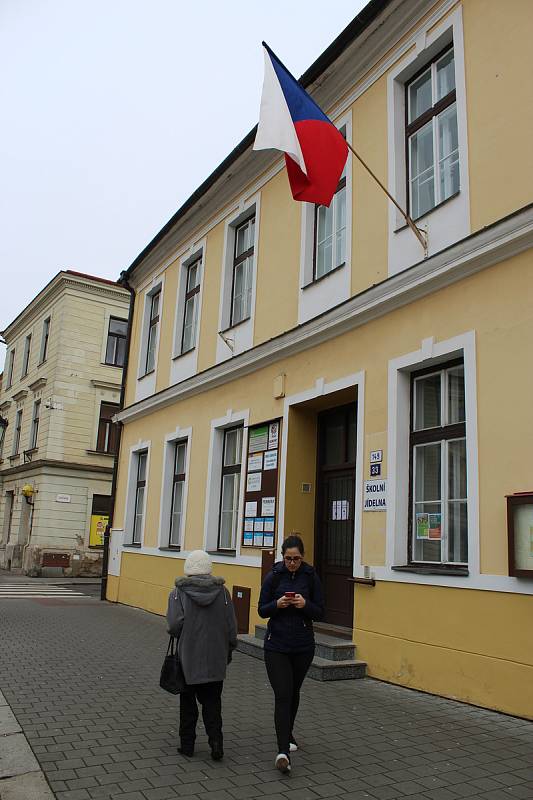 Obě volební komise v prostorách školní jídelny na Riegrově náměstí v Kroměříži měly hned ze začátku druhého kola prezidentské volby plné ruce práce. Příchozí voliče mohli počítat na desítky.
