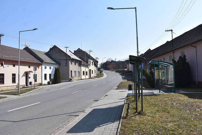 Pačlavice se nachází asi 17 kilometrů jihozápadně od Kroměříže, na samé hranici Zlínského kraje. Pod Pačlavice spadají také Pornice a Lhota.