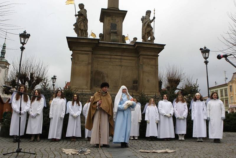 Živý Betlém v podání Církevní základní školy Kroměříž na Velkém náměstí 19.12.2013 v 10.00, 14.30, 16.00. Přiblížíme Vám betlémské události, kterými se dotkneme tajemství blížících se vánočních svátků.