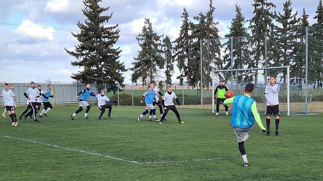 Fotbalisté Zborovic na zimním turnaji v Chropyni podlehli Beňovu 3:4.