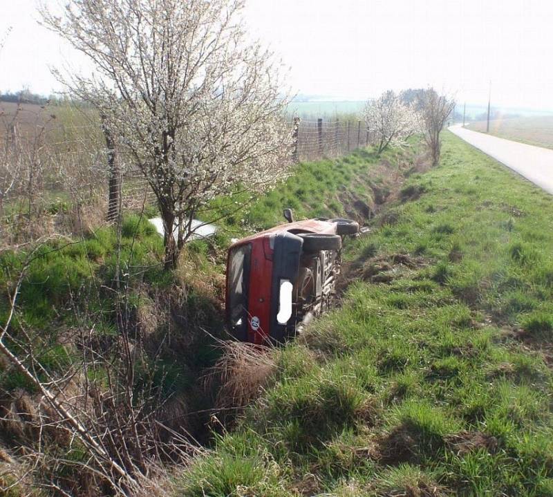 Naštěstí bez zranění se obešla nehoda osobního auta mezi Dřínovem a Uhřicemi, ke které vyjížděli hasiči v úterý 5. dubna, vůz skončil v korytě potoka