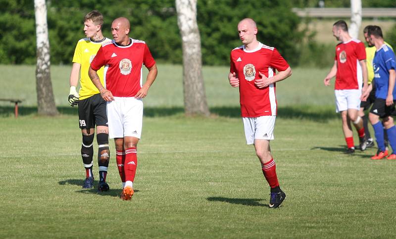 Fotbalisté Záhlinic (v červeném), druhý celek okresního přeboru OFS Kroměříž, doma ve 25. kole rozdrtil poslední Lutopecny 10:1. Již po půlhodině přitom favorit vedl o pět gólů.