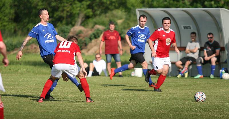 Fotbalisté Záhlinic (v červeném), druhý celek okresního přeboru OFS Kroměříž, doma ve 25. kole rozdrtil poslední Lutopecny 10:1. Již po půlhodině přitom favorit vedl o pět gólů.