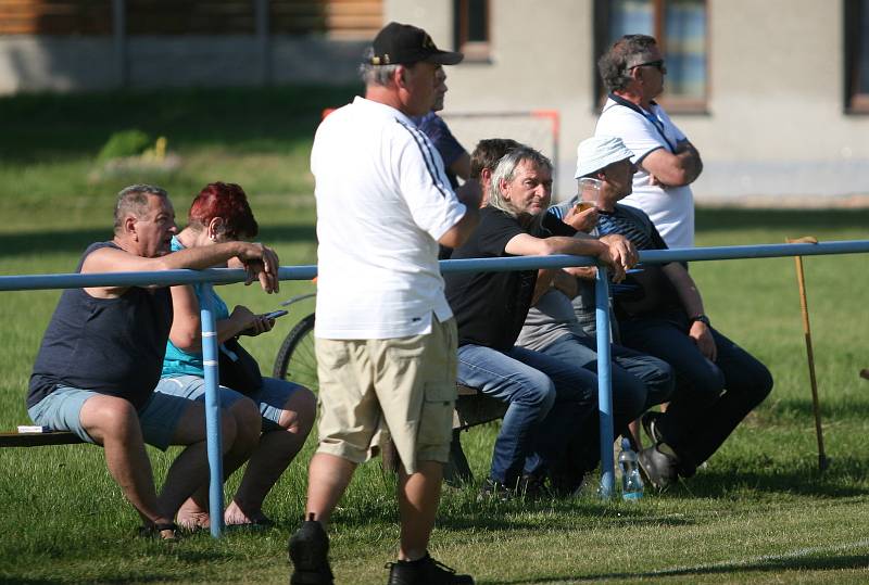 Fotbalisté Záhlinic (v červeném), druhý celek okresního přeboru OFS Kroměříž, doma ve 25. kole rozdrtil poslední Lutopecny 10:1. Již po půlhodině přitom favorit vedl o pět gólů.