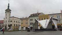 Pod vlivem silného deště, který se v pondělí večer prohnal Kroměřížskem, se střecha tribuny na Velkém náměstí v Kroměříži zřítila k zemi.