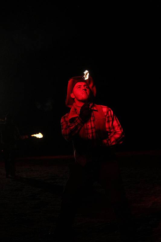Sobotní večer na ranči na Kostelanech patřil opět kovbojům, ohni a koním. Konala se tam tradiční noční show, která nalákala stovky lidí.