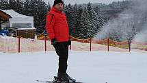 Troják, jediný aktuálně fungující ski areál, přilákal i ve čtvrtek dopoledne desítky milovníků lyžování. Na svahu se to hemžilo jak těmi ostřílenými, kteří spíše trénují na vyšší hory, tak i nejmenšími lyžaři.