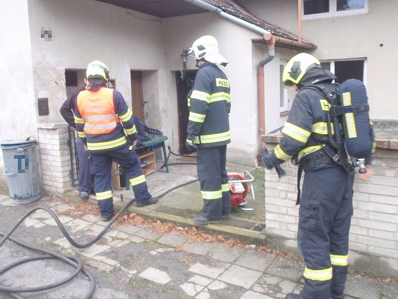 Příčinou nedělního požáru rodinného domu byla závada na elektroinstalaci bojleru. Naštěstí během něj nedošlo k žádnému zranění.