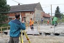 Oprava ulice 6. května v Holešově pokračuje podle plánů, do konce října by tak měla být hotová.