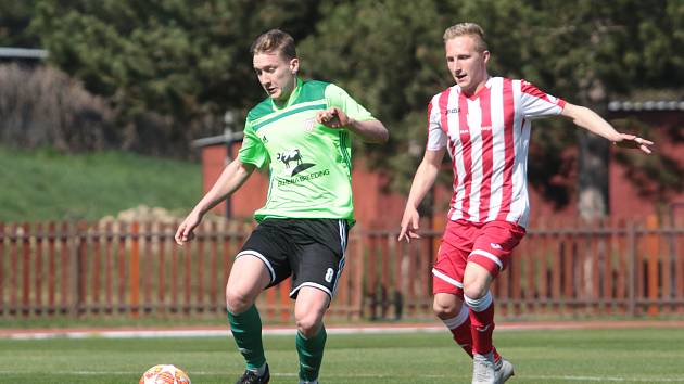 Fotbalisté Hulína (v červeno-bílých dresech) porazili ve 21. kole MSFL Vrchovinu 3:1.