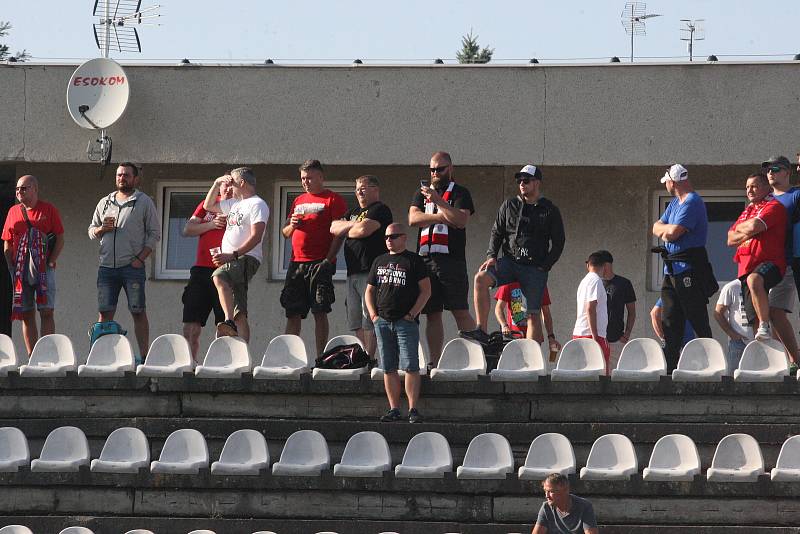 Fotbalisté Kroměříže (červenobílé dresy) se ve 2. kole MOL Cupu utkali s druholigovou Zbrojovkou Brno.