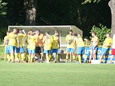 Fotbalová rezerva Kvasic (ve žlutém).
