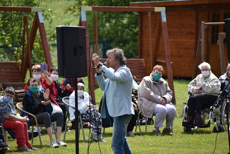 Koncert Standy Hložka v Domově pro osoby se zdravotním postižením Barborka v Kroměříži.