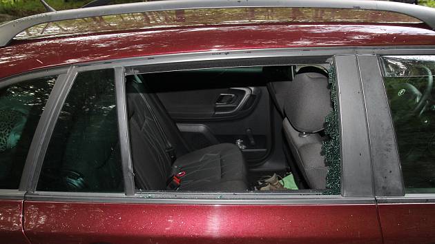 Zloděj vykradl v úterý auto houbařům u Rajnochovic: rozbil pravé zadní okno a ukradl dámskou kabelku, čímž způsobil škodu za bezmála pět tisíc a poškozením okna za další dva tisíce korun,