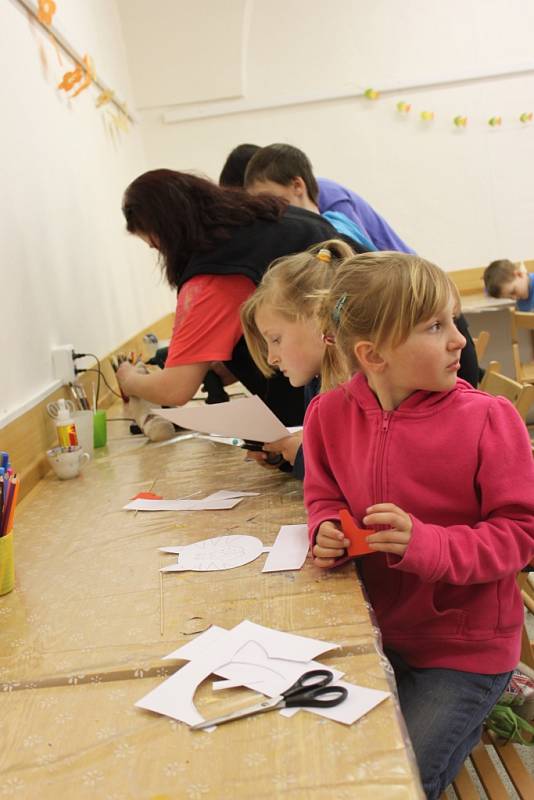 Vyrobit si zvířátko z papíru či jiného materiálu přišly v sobotu děti do Muzea Kroměřížska. Během dne se tady totiž konala tvořivá zvířecí dílnička.