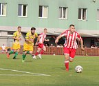 Fotbalisté Hulína (v červeném) v posledním kole okresního přeboru OFS Kroměříž podlehli Břestu 1:3.