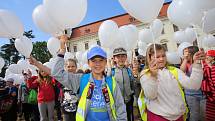 Děti  překonaly rekord ve vytvoření české vlajky pomocí nafukovacích balonků v zámecké zahradě v Holešově.