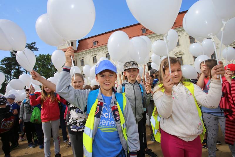 Děti  překonaly rekord ve vytvoření české vlajky pomocí nafukovacích balonků v zámecké zahradě v Holešově.