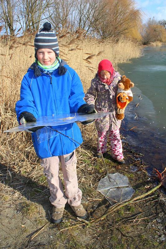 Vlivem klesajících teplot zamrzla už i vodní plocha Bagrák v Kroměříži.