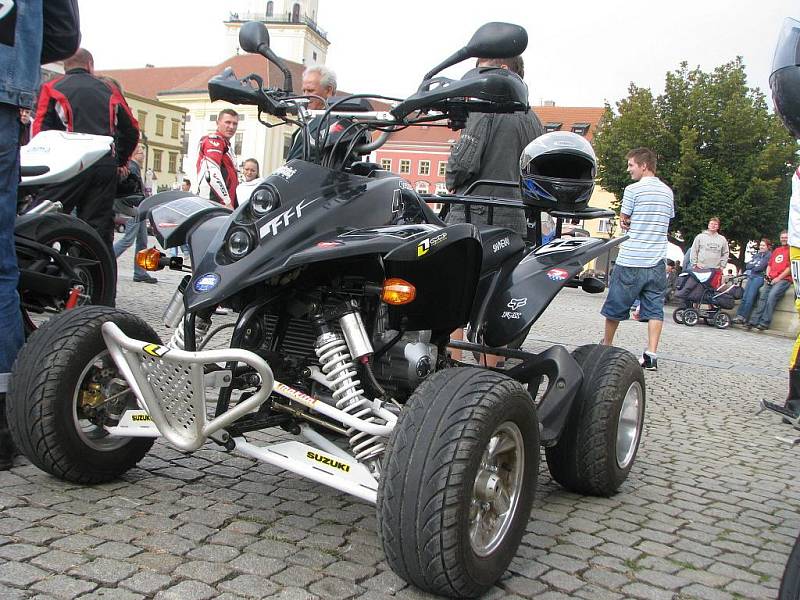 Na devátý ročník Motostopy se na Velké náměstí v Kroměříži sjelo asi sto padesát motorkářů