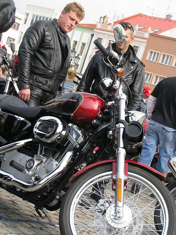 Na devátý ročník Motostopy se na Velké náměstí v Kroměříži sjelo asi sto padesát motorkářů