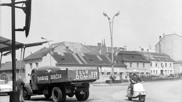 Dramatické okamžiky srpnové okupace roku 1968 z Kroměřížska zachycené na unikátních dobových fotografiích. Na snímku kroměřížské Náměstí Míru.