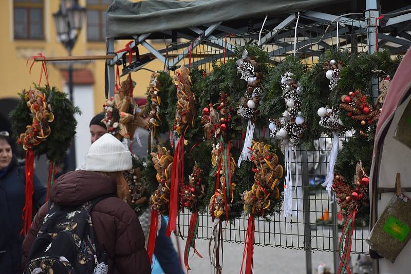 Adventní jarmark na Velkém náměstí v Kroměříži v pátek 25. listopadu 2022.