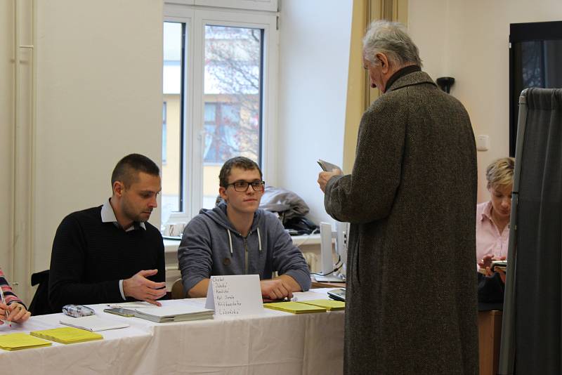 Do volební místnosti v prostorách Gymnázia Kroměříž začali první voliči proudit už několik minut před čtrnáctou hodinou.