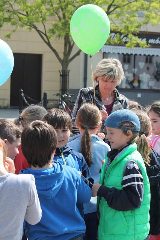 Děti ze základních a mateřských škol vypouštěly v úterý dopoledne na náměstí v Holešově balonky s přáním. Tymy Centrum tuto akci pořádá pravidelně každý rok.